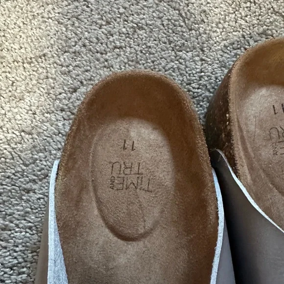 NWT Gray sandals - Picture 3 of 4